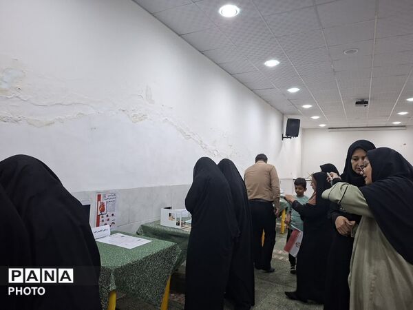 غرفه دبیرستان دخترانه شاهد طالقانی به‌مناسبت هفته مشاغل 