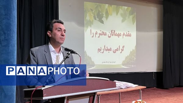 تجلیل از برترین‌های آموزشی و پرورشی دبیرستان نمونه آیت‌الله خامنه‌ای کاشمر