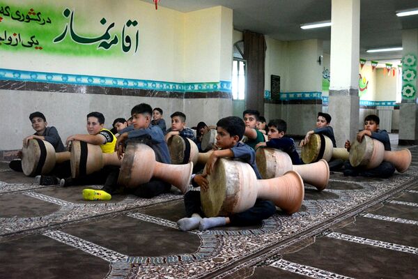 آموزش ضرب زورخانه‌ای در دبستان رازی ناحیه دو بهارستان