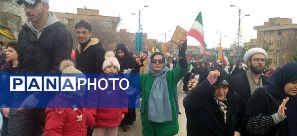 ثبت شکوه انقلاب از قاب دوربین در همدان