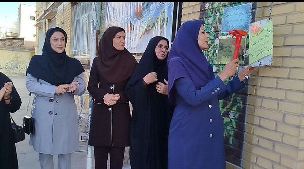 آغاز سال تحصیلی در دبیرستان نمونه زینب الکبری(س) قروه همراه با نواختن زنگ ایثار و مقاومت  
