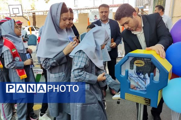 آیین جشن عاطفه‌ها در دبستان امام جعفر صادق(ع) ناحیه سه