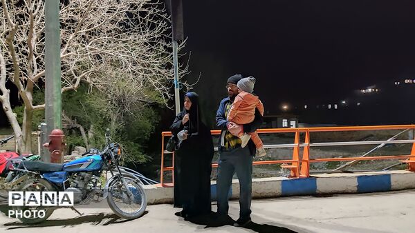 زن و مرد و پیر و جوان این شب ها در اجتماعات خیابانی شهر بار 
