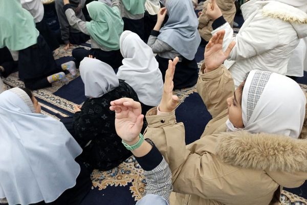 جشن ولادت امام علی(ع) در مدرسه شهید آقچه‌لو رباط‌کریم