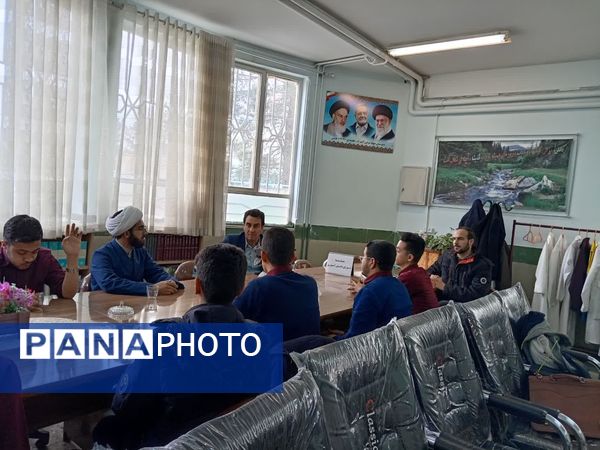 جلسه هم‌اندیشی اعضای شورای دانش‌آموزی دبیرستان نمونه آیت‌الله خامنه‌ای 