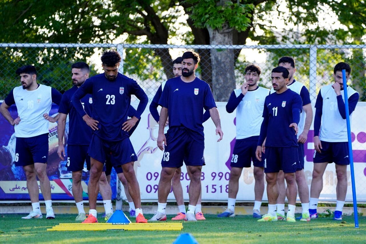 تمرین ملی‌پوشان فوتبال ایران در کمپ تیم‌های ملی، قلعه‌نویی پا به توپ شد