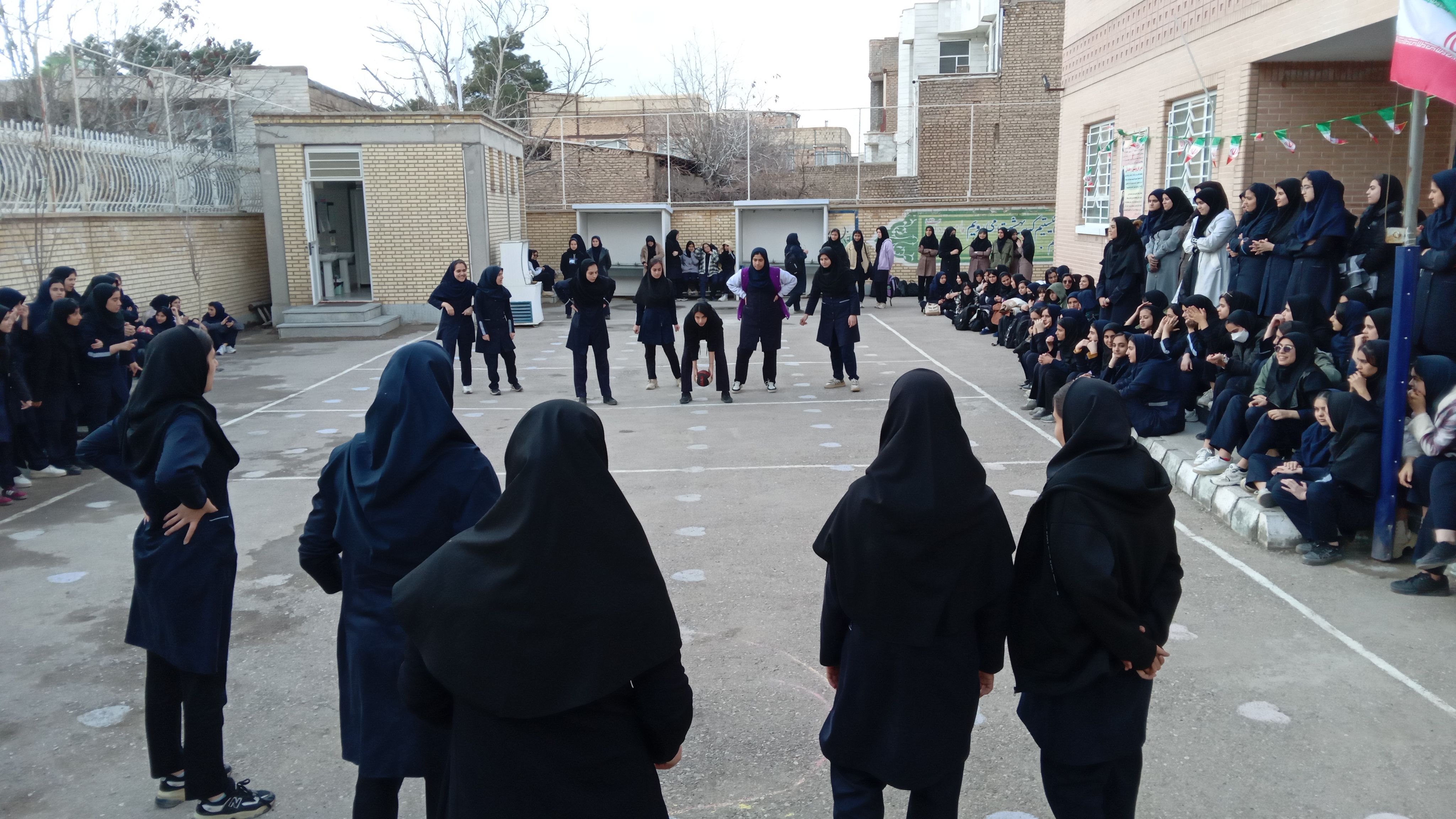  مسابقات ورزشی در دبیرستان خاص نمونه فرهنگ 
