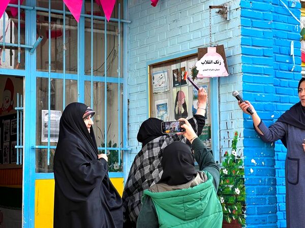 نواختن زنگ انقلاب در دبستان‌المهدی ناحیه 2 کرج 
