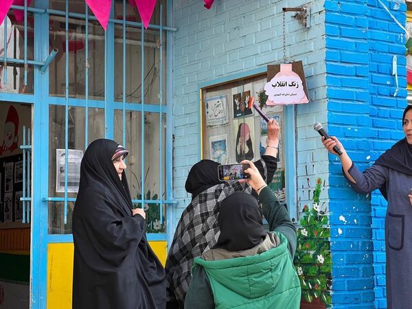 نواختن زنگ انقلاب در دبستان‌المهدی ناحیه 2 کرج 