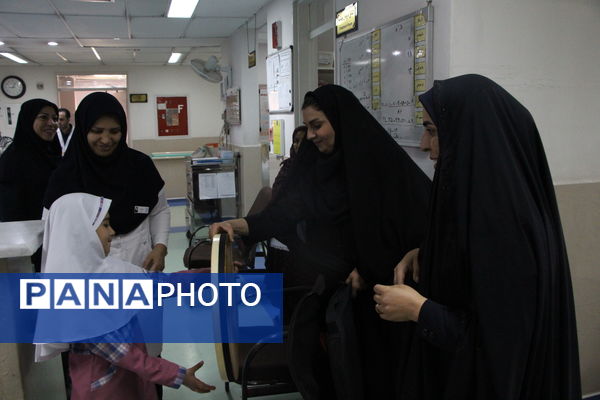 تقدیر دانش‌آموزان دبستان دخترانه صادقیان یزد از مادر پرستار