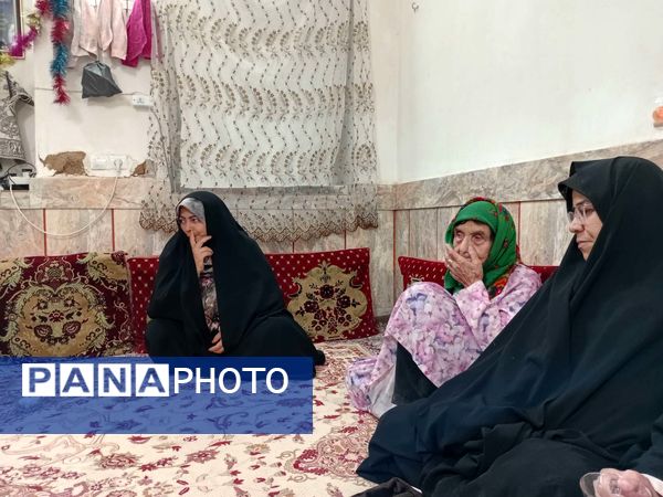 دیدار مسئولین پایگاه کوثر روستای نقاب با مادر شهید غلام زاده