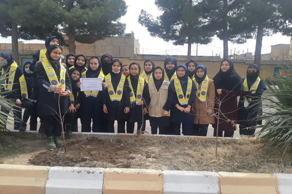 کاشت نهال به مناسبت روز درخت کاری دردبیرستان شهید مجید دهنوی 