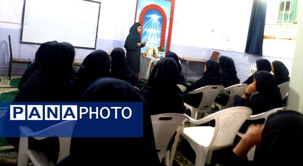 خوانش زندگی نامه شهدا در دبیرستان فاطمیه