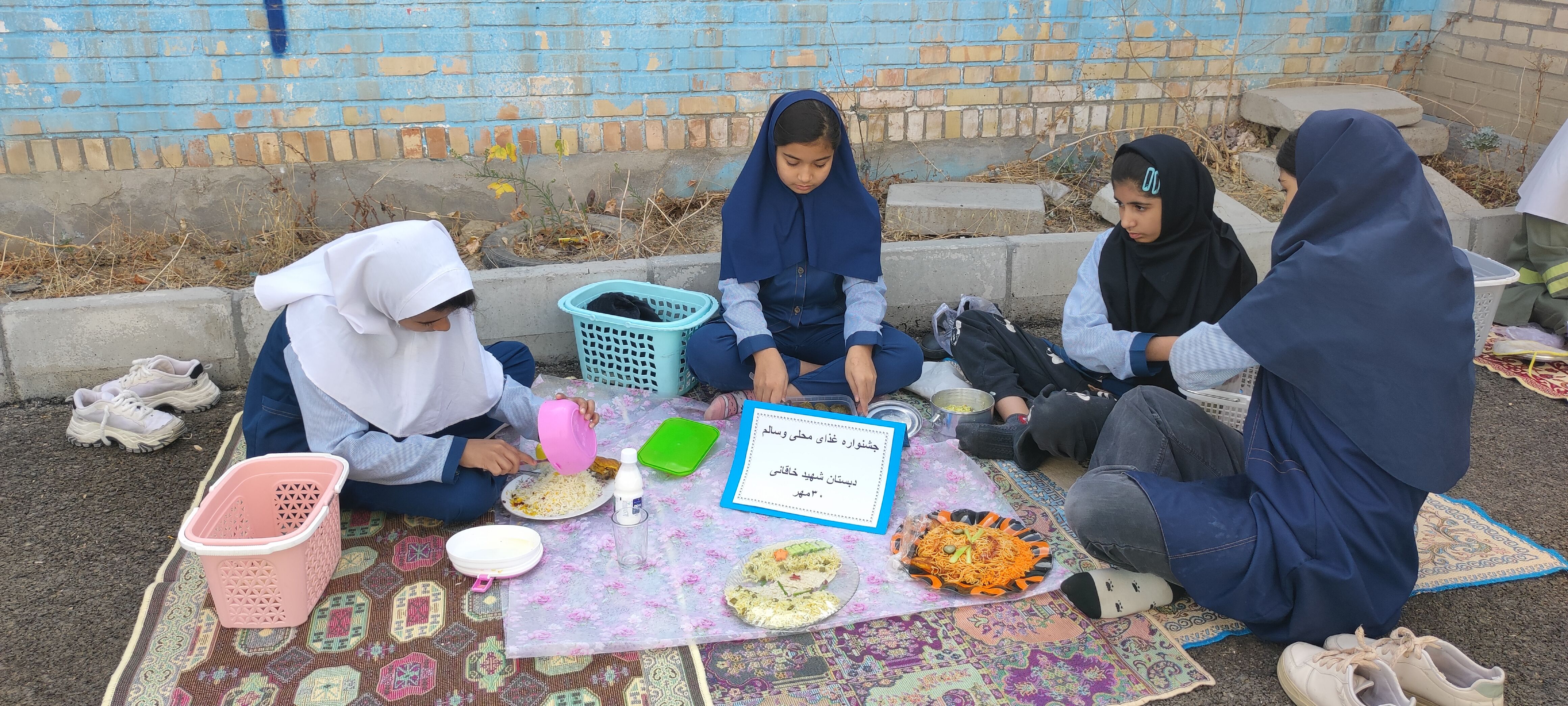 جشنواره غذای محلی و سالم در دبستان شهید خاقانی شهرستان شیروان