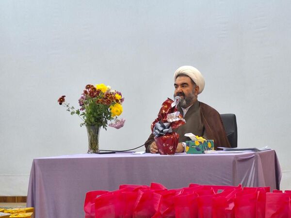 گرامیداشت معلمان و فارغ‌التحصیلان در دبیرستان شهید بابایی