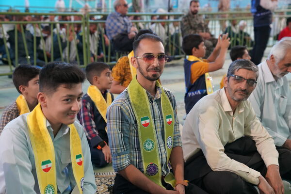 حضور پرشور دانش‌آموزان عضو سازمان دانش‌آموزی در نمازجمعه اصفهان