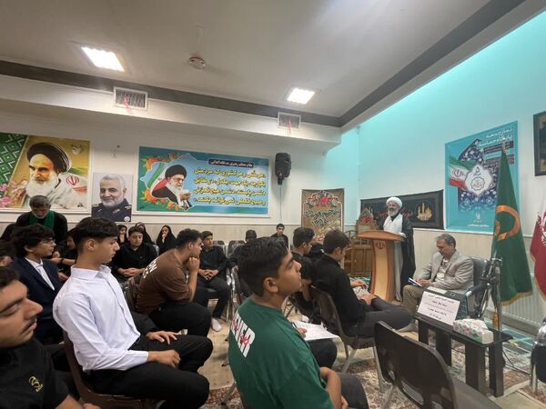 دیدار اعضای بسیج دانش آموزی و اعضای انجمن اسلامی با امام جمعه شهرستان کاشمر 