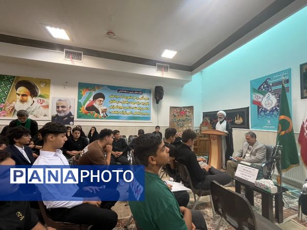 دیدار اعضای بسیج دانش آموزی و اعضای انجمن اسلامی با امام جمعه شهرستان کاشمر 