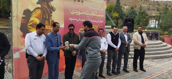 پله نوردی آتش‌نشانان مشهدی در پلکان باباکوهی 