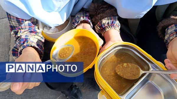 تهیه و توزیع نذری عدسی بین دانش آموزان دبستان فاطمه زهرا(س)