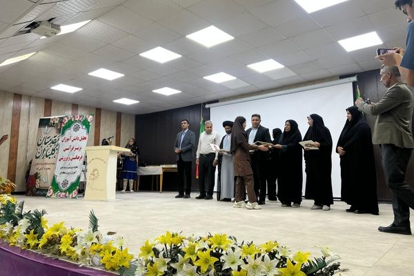 تجلیل از دانش‌آموزان ممتاز در جشنواره قرآنی، فرهنگی و ورزشی منطقه فین 