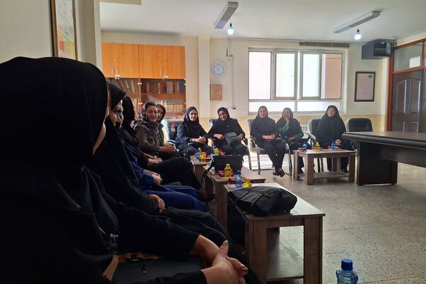 اولین جلسه انجمن اولیا و مربیان در آموزشگاه معارف ۶ شیراز 