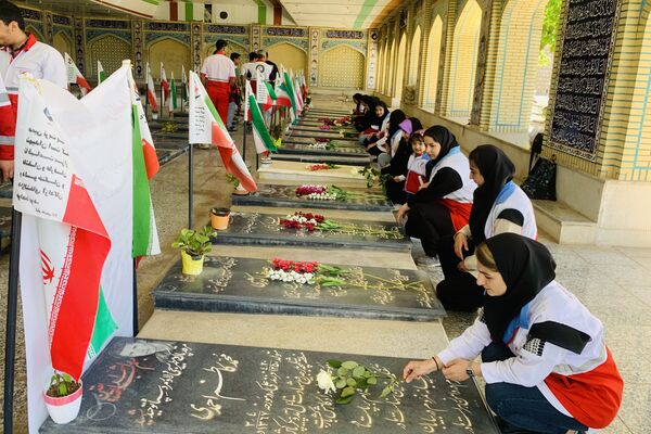 تجدید میثاق سرخ پوشان هلال احمر شهرستان سپیدان با شهدای گلگون کفن