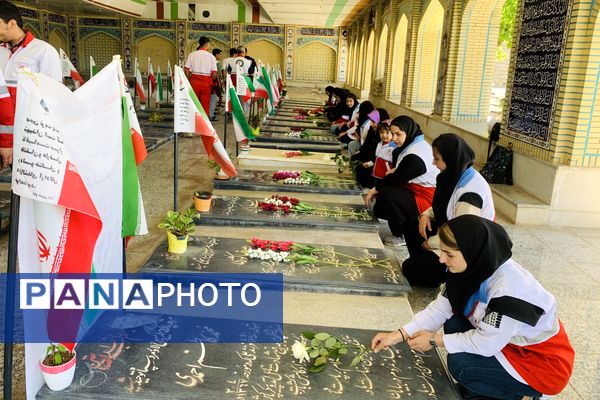 تجدید میثاق سرخ پوشان هلال احمر شهرستان سپیدان با شهدای گلگون کفن