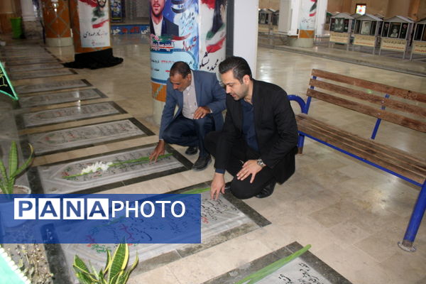 تجدید میثاق مدیر سازمان دانش آموزی استان بوشهر با شهدا