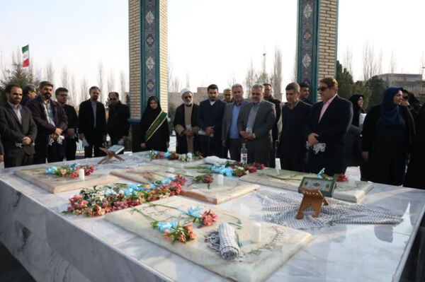 آیین گلباران مزار شهدا و غرس نهال به یاد شهدا در دانشگاه آزاد واحد کرج