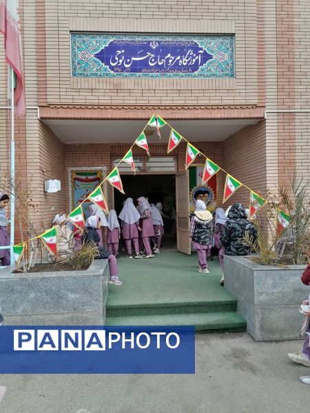 زنگ انقلاب و فضاسازی مدرسه زنده یاد نوحی به مناسبت دهه فجر 
