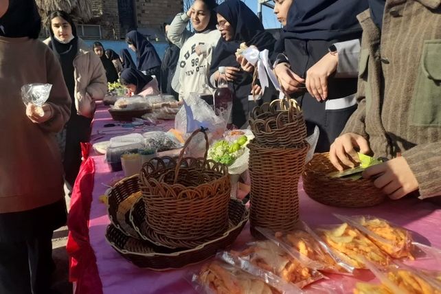 بازارچه دست‌سازهای دانش‌آموزی گلستان