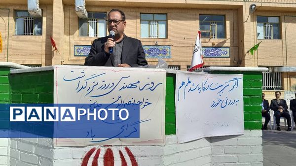 تقدیر از رتبه های برتر علمی-آموزشی، قرآنی، فرهنگی، ورزشی و هنری هنرستان شهید دیواندری سبزوار