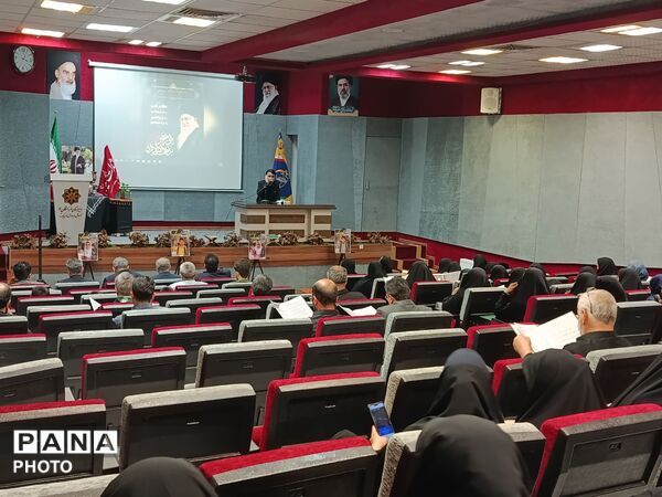 مراسم بزرگداشت رهبر شهید در دبیرستان فرزانگان ۴ در ناحیه یک مشهد  