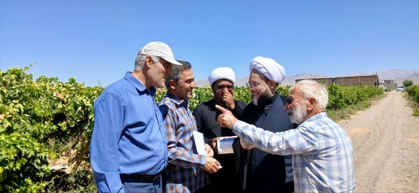 بازدید امام جمعه و رییس اداره کمیته امداد شهرستان خلیل‌آباد از کشاورزان 