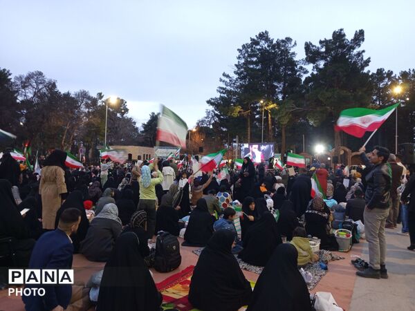  لحظه تحویل سال و تجدید بیعت با رهبر معظم انقلاب اسلامی 