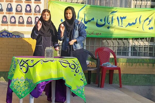 گرامیداشت روز دانش آموز در دبیرستان شهید محمد تقی دستغیب