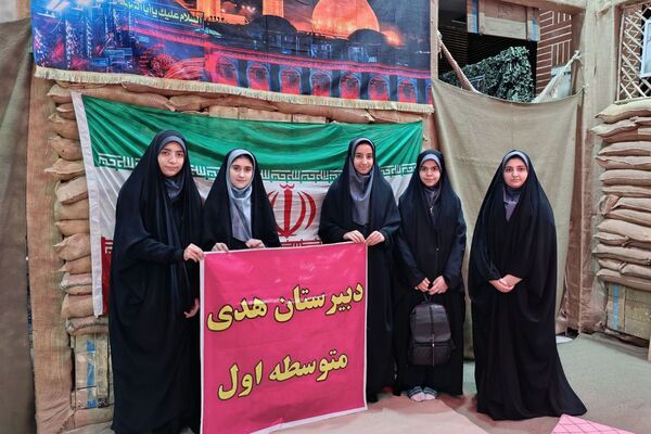 ادای احترام دانش‌آموزان دبیرستان هدی به مقام شامخ شهدا در یادواره محلی