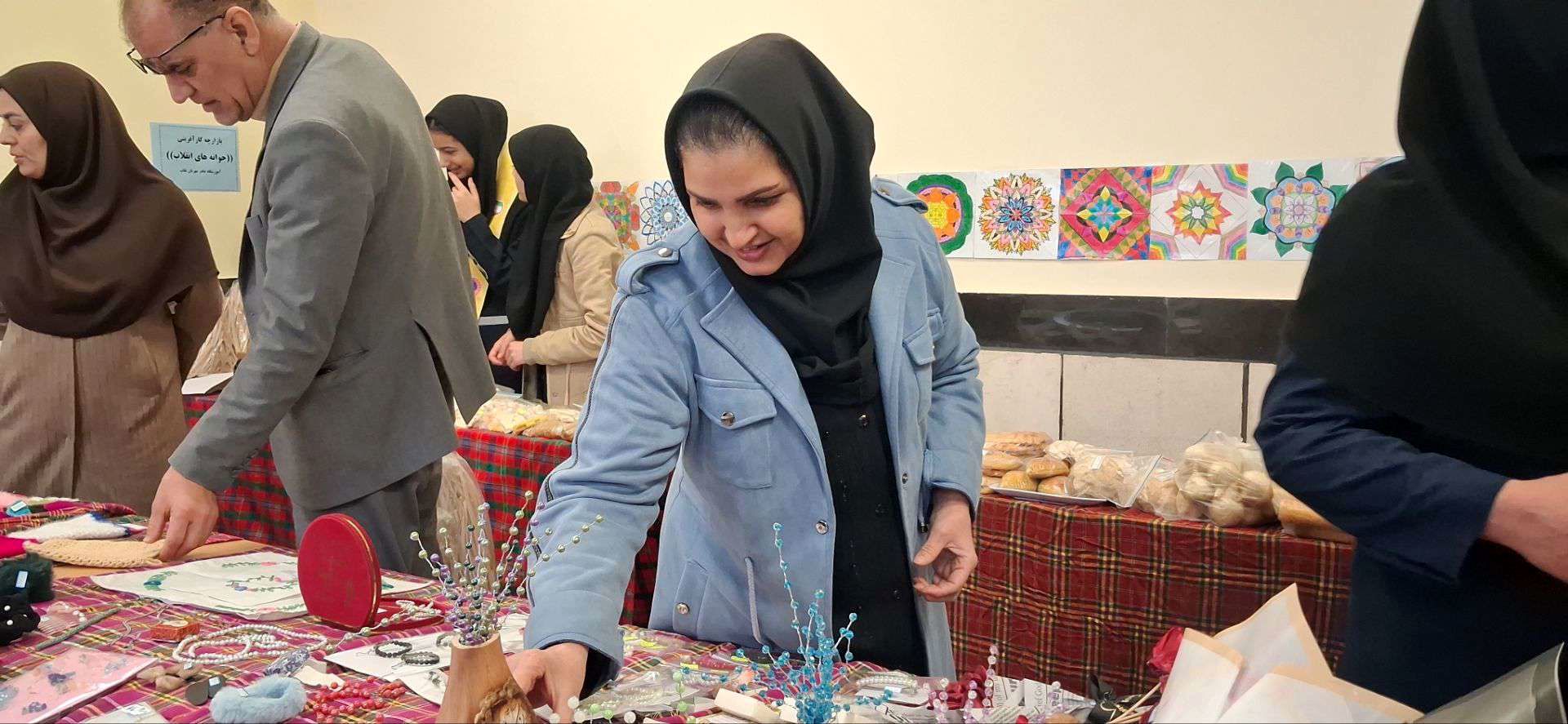 بازدید مدیر و پرسنل دبیرستان مادر مهربان خلیل آباد از بازارچه کار آفرینی