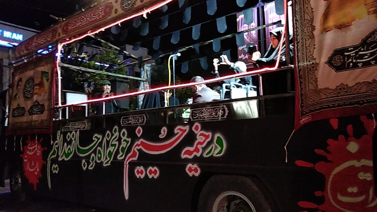 آیین عزاداری و نماز استغاثه به یاد رهبر امت اسلام در حسینیه امام خمینی 