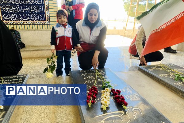 تجدید میثاق سرخ پوشان هلال احمر شهرستان سپیدان با شهدای گلگون کفن