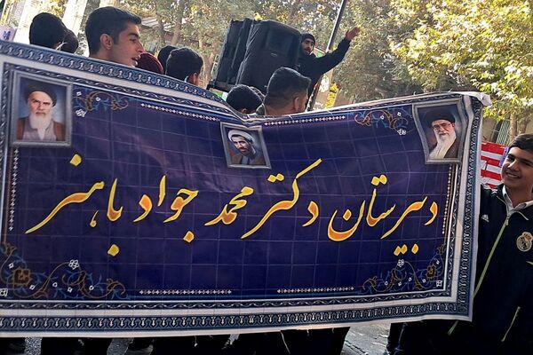حضور پرشور دانش‌آموزان مدارس شهرستان دماوند، در راهپیمایی یوم‌الله ۱۳ آبان