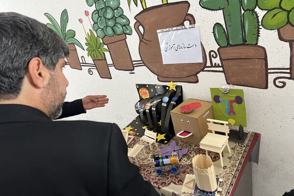 نمایشگاه دانش‌آموزان دبستان دانش آباده به‌مناسبت هفته ماها