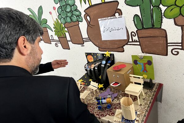 نمایشگاه دانش‌آموزان دبستان دانش آباده به‌مناسبت هفته ماها