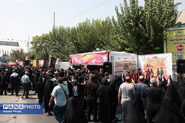 موکب «عشاق‌الحسین» سازمان دانش آموزی در راهپیمایی خانوادگی جاماندگان اربعین حسینی - تهران/ 2