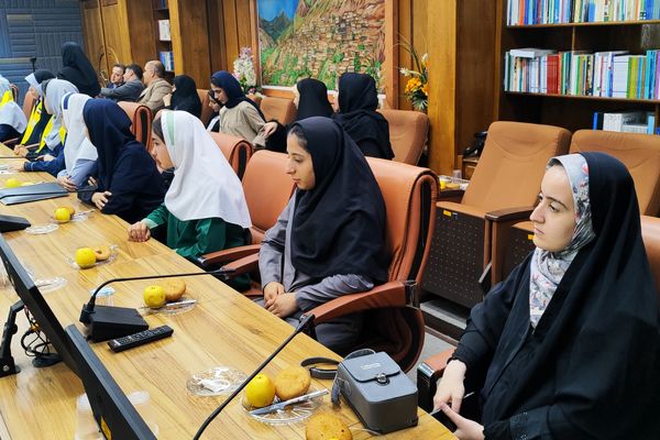 دیدار صمیمی استاندار کردستان با جمعی از دختران نخبه استان