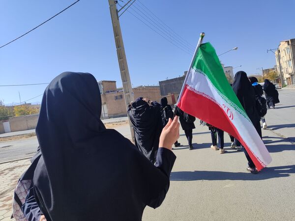 حضور گسترده دانش آموزان سورشجان در راهپیمایی ۱۳ آبان؛ فریاد ایستادگی در برابر استکبار جهانی