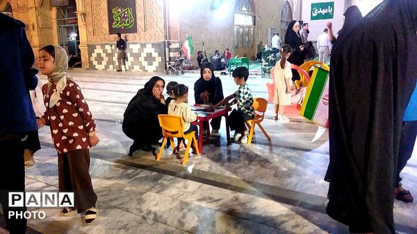 گذری بر غرفه دهه نودی ها و چایخانه حضرت زهرا(س)