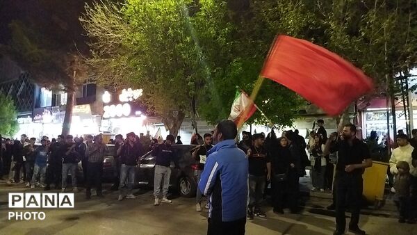 دسته عزاداری روستای همت آباد زمانی در مراسم چهلم رهبر شهید و شهدای میناب در حسینیه امام 