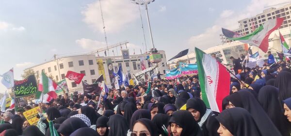 حضور پرشور دانش آموزان مشهد مقدس در راهپیمایی یوم‌الله ۱۳ آبان 